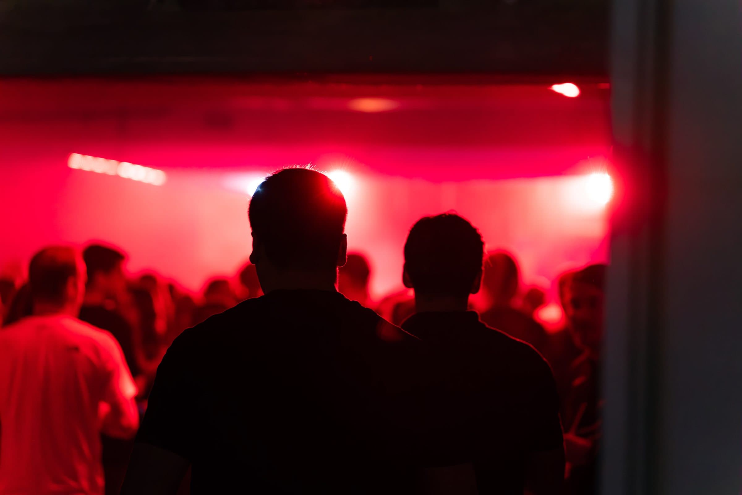 Zwei Personen von hinten vor rotem Licht bei SEKTOR_001