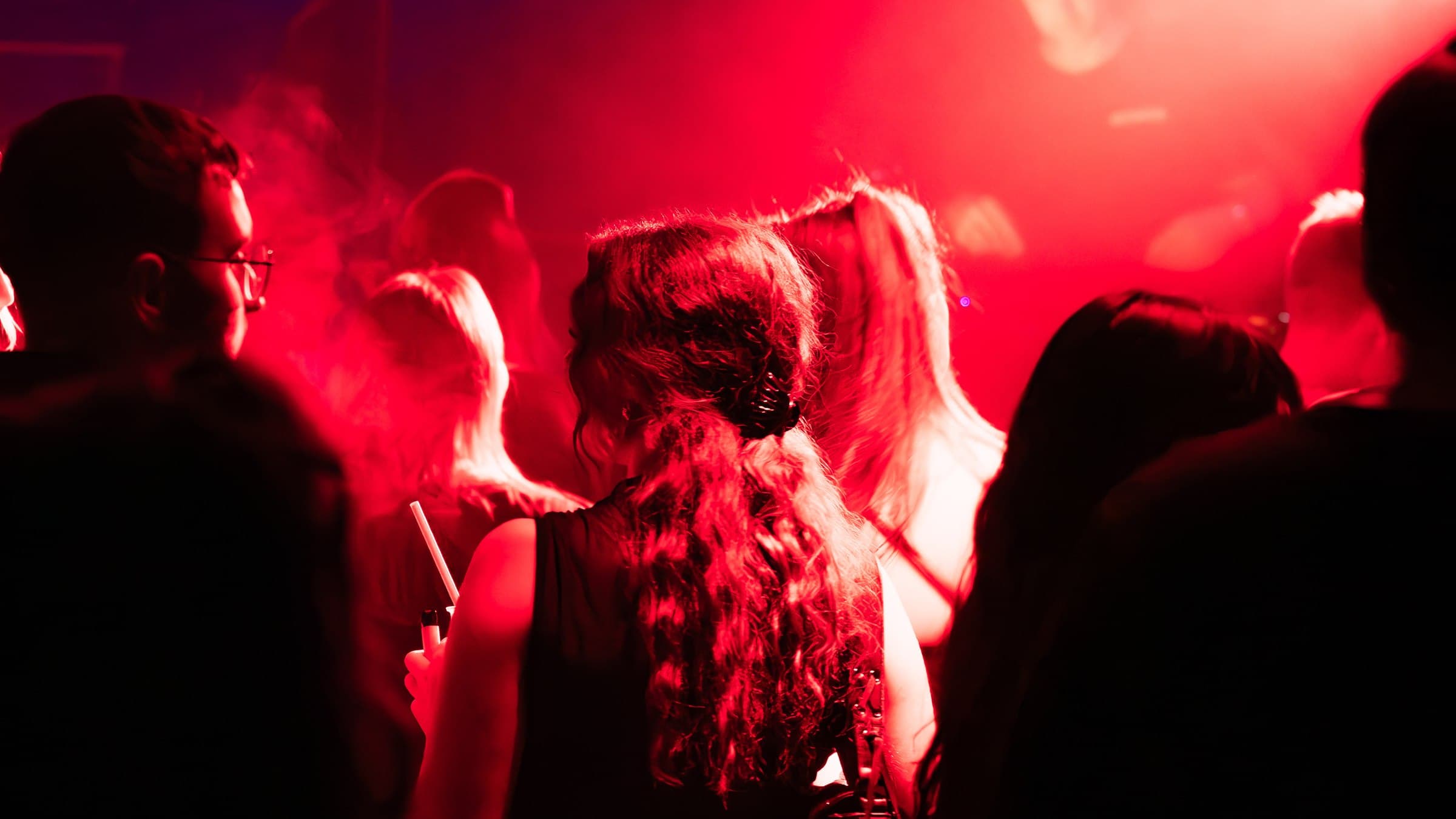 Crowd und rotes Licht im Nebel bei SEKTOR_001