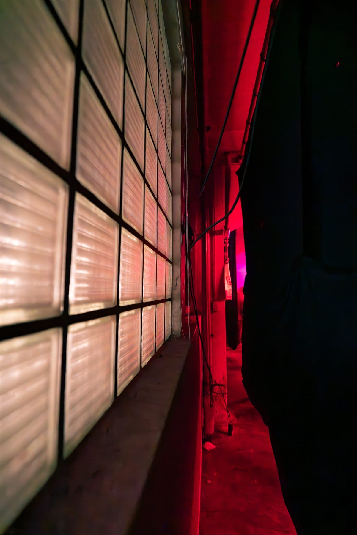Lichtwand und roter Gang im Venue bei SEKTOR_001